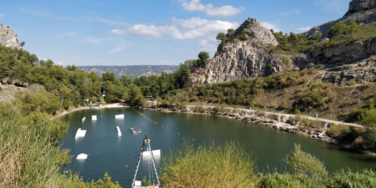 Camping De La Vallee Heureuse Orgon Exteriér fotografie