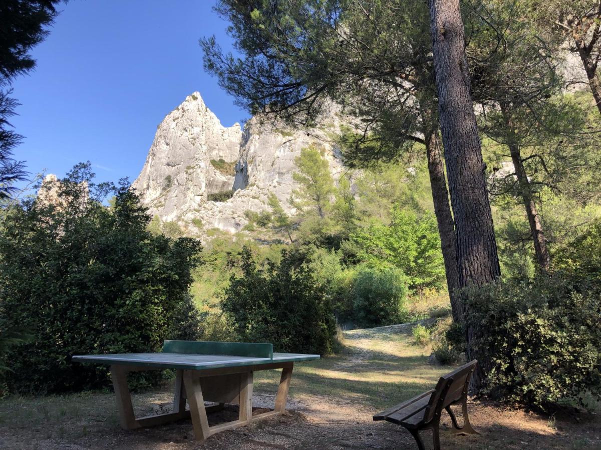Camping De La Vallee Heureuse Orgon Exteriér fotografie