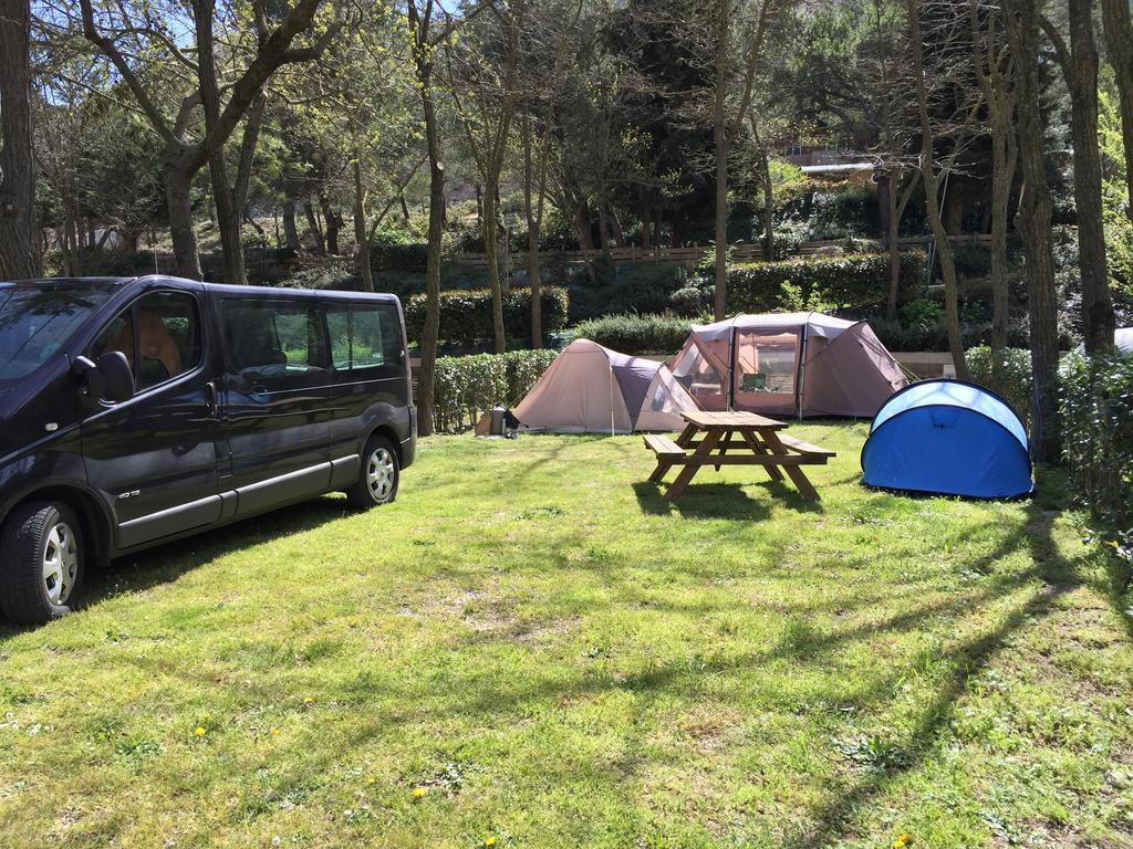 Camping De La Vallee Heureuse Orgon Exteriér fotografie