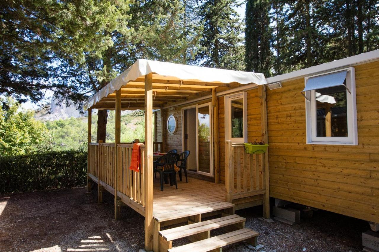 Camping De La Vallee Heureuse Orgon Exteriér fotografie